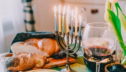 开云网站-曼城新援登场首秀，展现出色表现获赞誉，曼城新人