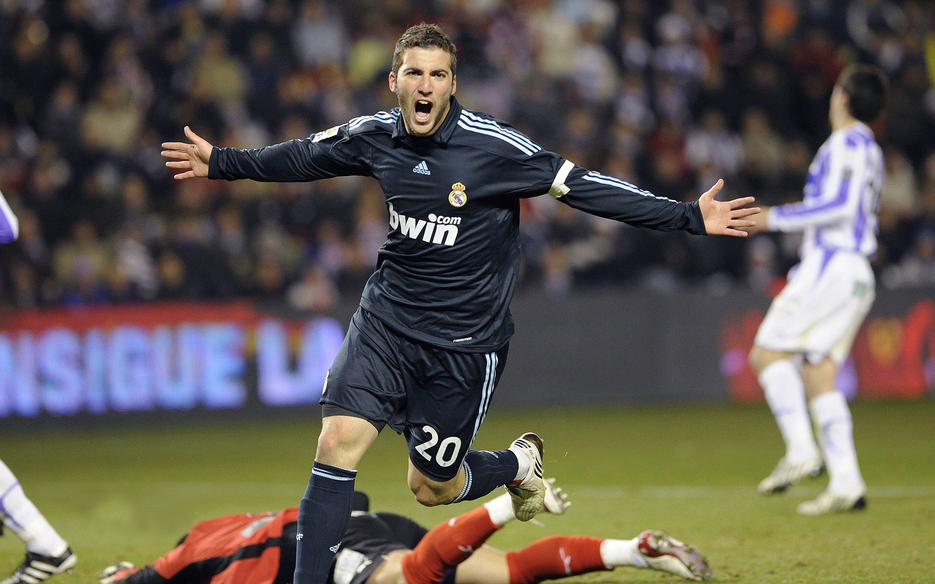 开云全站-曼联调整阵容实现技战术灵活切换，曼联战术分析