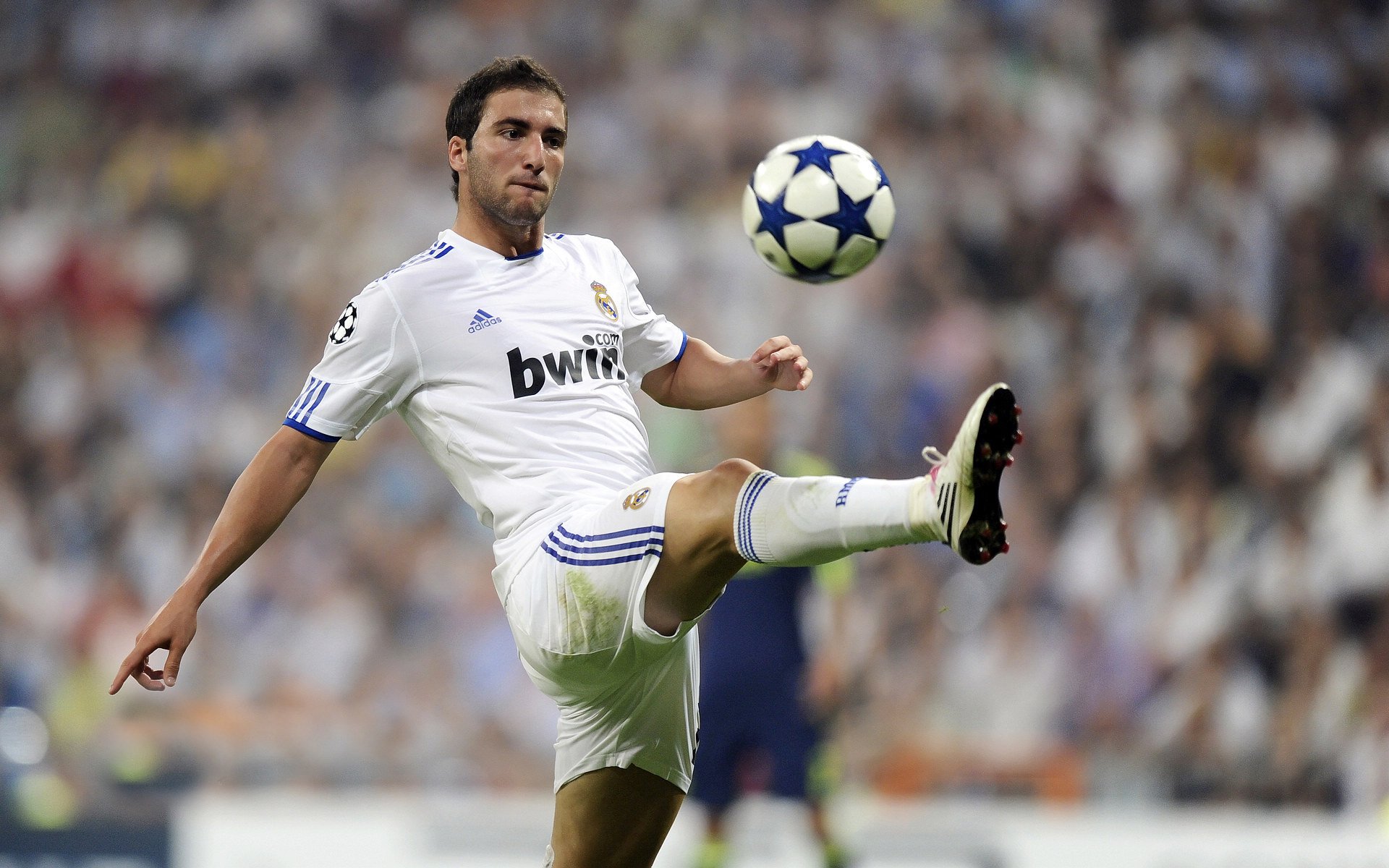 开云官方-英超战火纷飞：每一次攻门都扣人心弦，英超战术分析